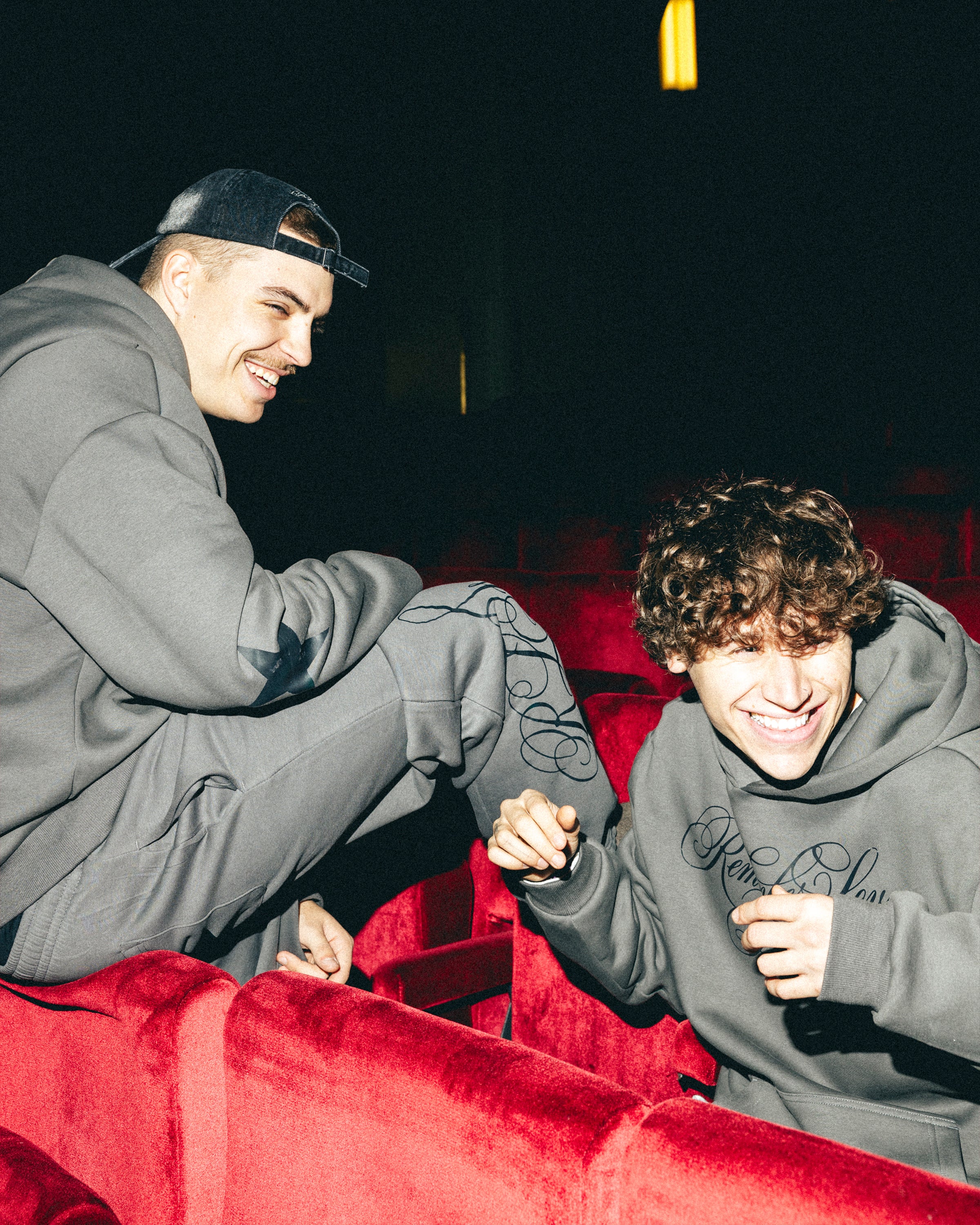 ŠEDÁ MIKINA • REMEMBER LOVE FIRST 🩶