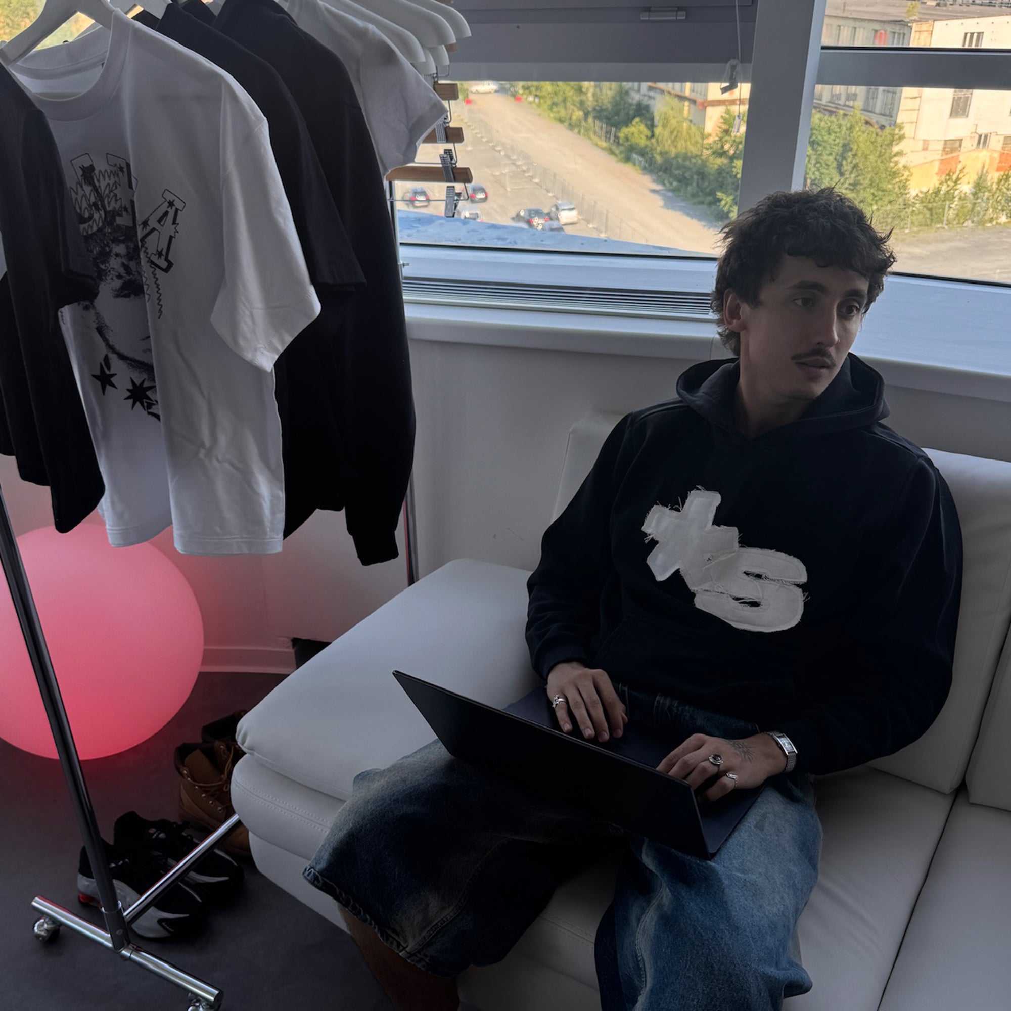 ČERNÁ WASHED MIKINA • S⭐️